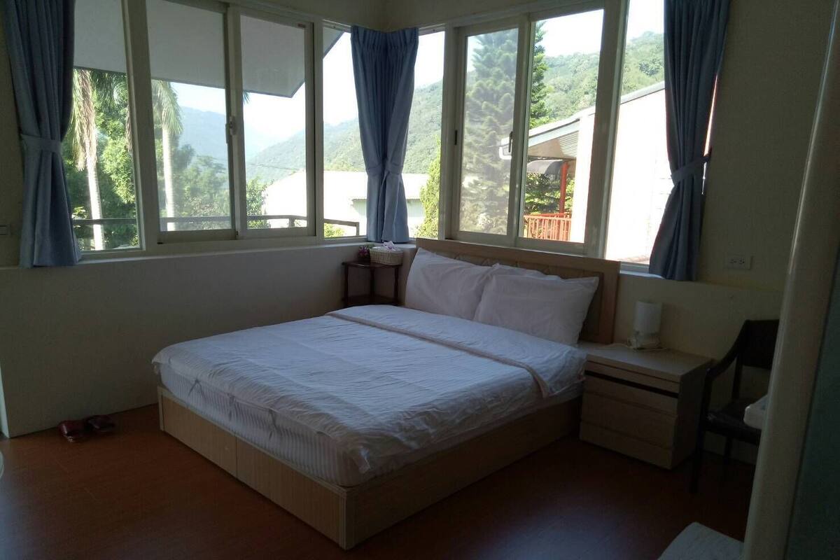 Cortinas blackout, wifi gratis y ropa de cama