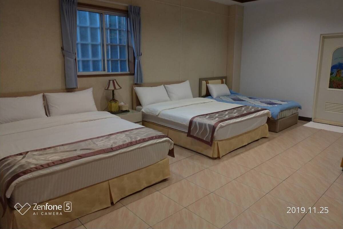 Cortinas blackout, wifi gratis y ropa de cama