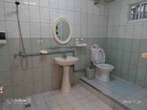 Family Room | Bathroom | Shower, free toiletries, hair dryer, slippers