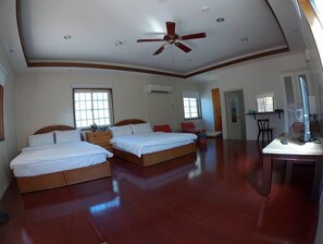 Cortinas blackout, wifi gratis y ropa de cama