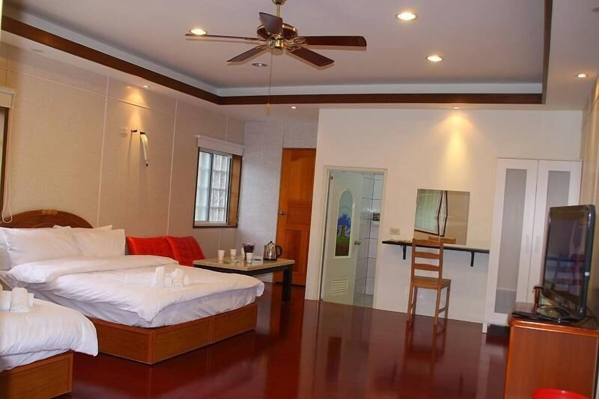 Cortinas blackout, wifi gratis y ropa de cama