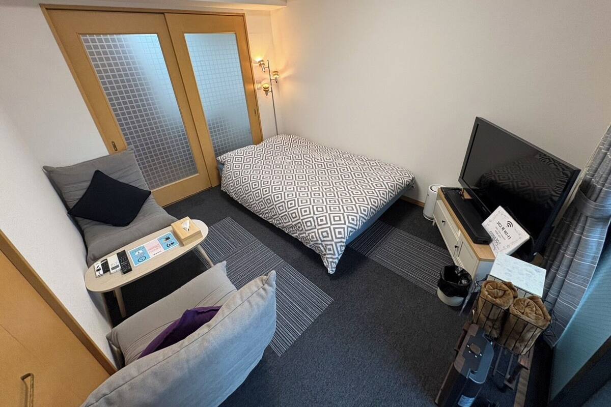 Room (302) | Desk, WiFi (free), bed sheets
