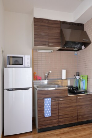 Room (302) | Private kitchenette | Fridge, microwave, stovetop, electric kettle - Cross Stage (Fukuoka)