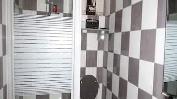 Kostenlose Toilettenartikel, Haartrockner, Hausschuhe, Handtücher