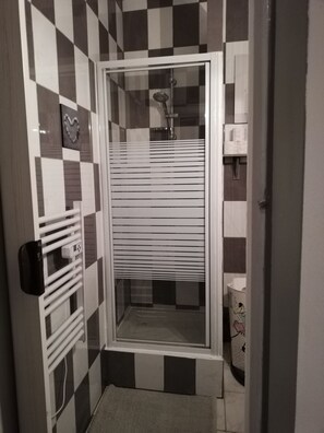 Articles de toilette gratuits, sèche-cheveux, chaussons