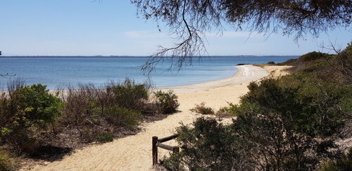 Lakeside Beach House - Child & Dog Friendly