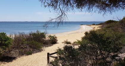 Lakeside Beach House - Child & Dog Friendly