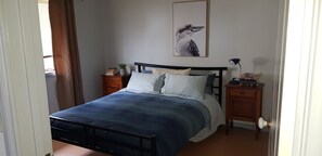 3 bedrooms, iron/ironing board, free WiFi, bed sheets - Lakeside Beach House - Child & Dog Friendly (Loch Sport)