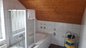 Hair dryer, towels, soap - Vacation apartment Schwarz (Ebermannstadt)