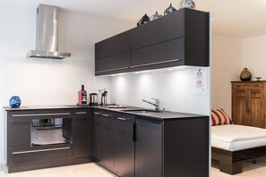 ثلاجة/مجمد بحجم كبير، فرن، موقد طهي مسطح، ماكينة لصنع الإسبريسو