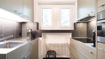 Großer Kühlschrank, Ofen, Herdplatte, Espressomaschine