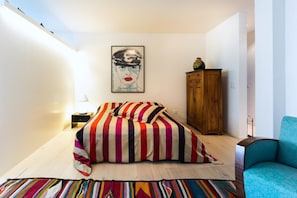 Individually decorated, individually furnished, desk, laptop workspace - Appartements Hofquartier (Lucerne)