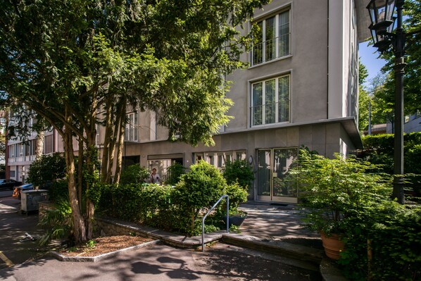 المنشأة من الخارج