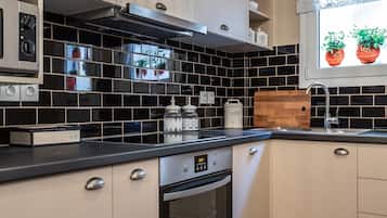 Apartamento (XI) | Cocina privada | Frigorífico grande, horno, placa de cocina y cafetera o tetera