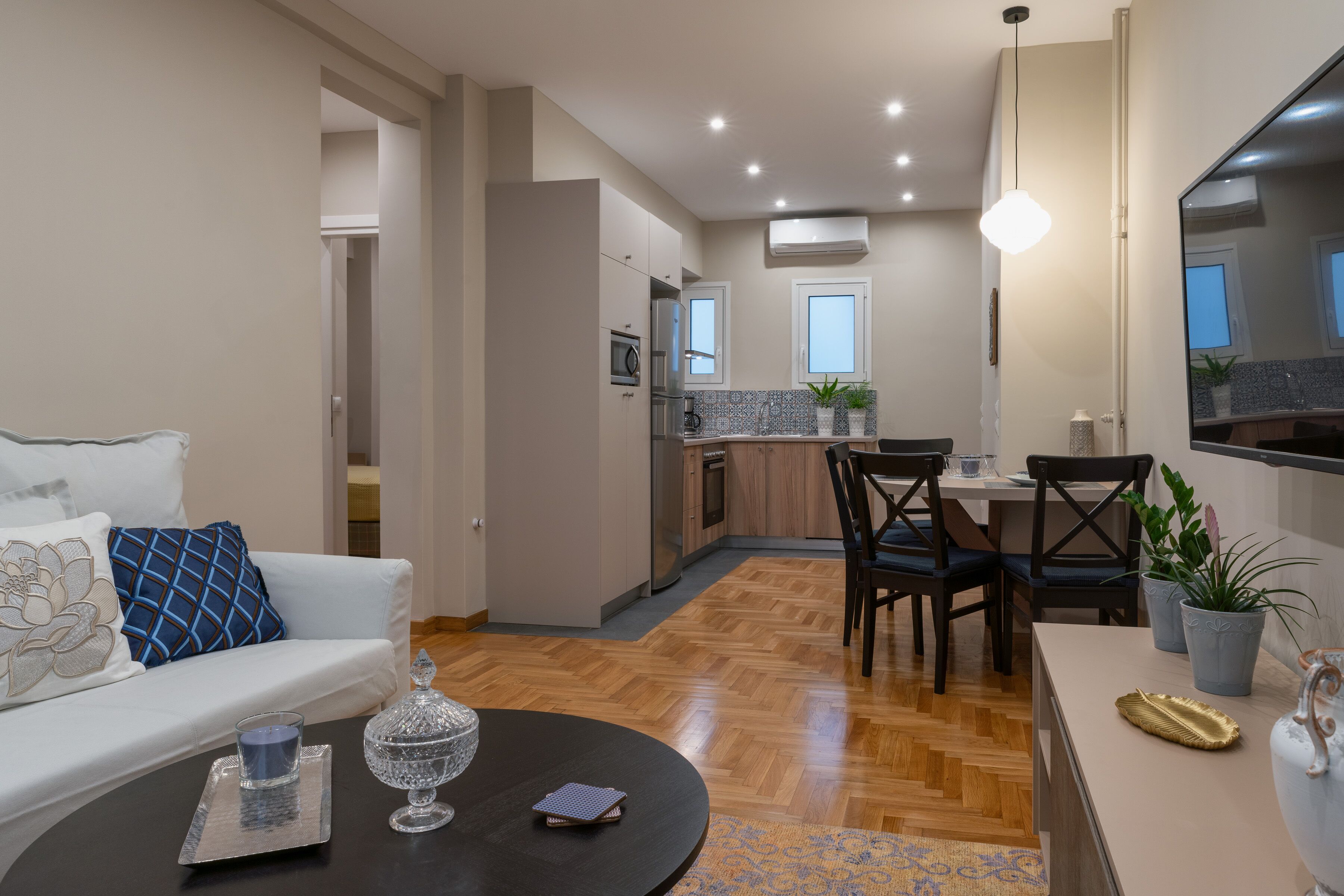 Una sala de estar moderna con un sofá, una mesa de centro y un comedor con sillas y una mesa.