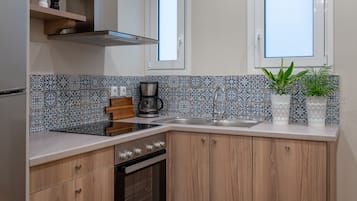 Grand réfrigérateur, four, plaque de cuisson, cafetiÚre/bouilloire