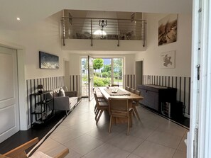 Unclassified image, 4 of 43, button