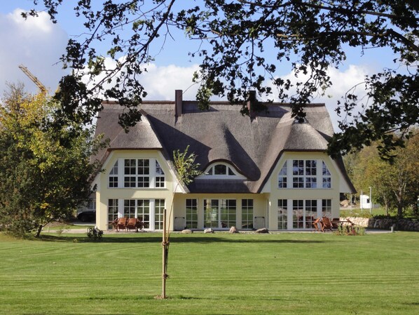 Unclassified image, 1 of 43, button