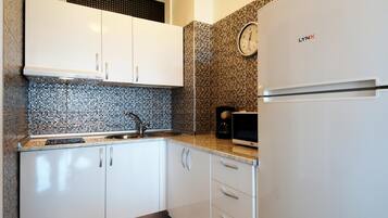 Een koelkast, een microgolfoven, een koffiezetapparaat/waterkoker