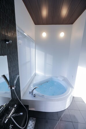 独立别墅 (Private Vacation Home) | 浴室 | 淋浴/盆浴组合、大花洒淋浴喷头、名牌洗护用品、吹风机