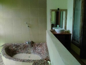 Chambre Deluxe double | Salle de bain | Articles de toilette (gratuits), serviettes fournies