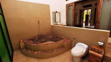 Deluxe Double Room | Bathroom | Free toiletries, towels