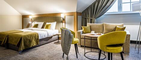 Escritorio, espacio para trabajar con laptop y wifi gratis