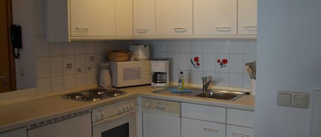 Jääkaappi, mikroaaltouuni, astianpesukone