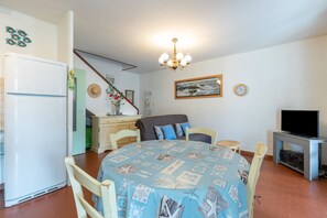 TV, lareira, aparelho de som