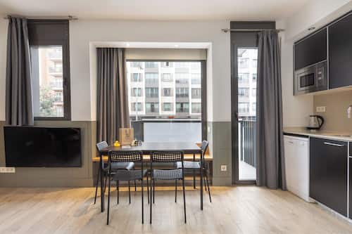 Deluxe Apartment, 2 Bedrooms | Dining room