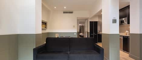 Superior-Apartment, 2 Schlafzimmer | Wohnbereich | Flachbildfernseher