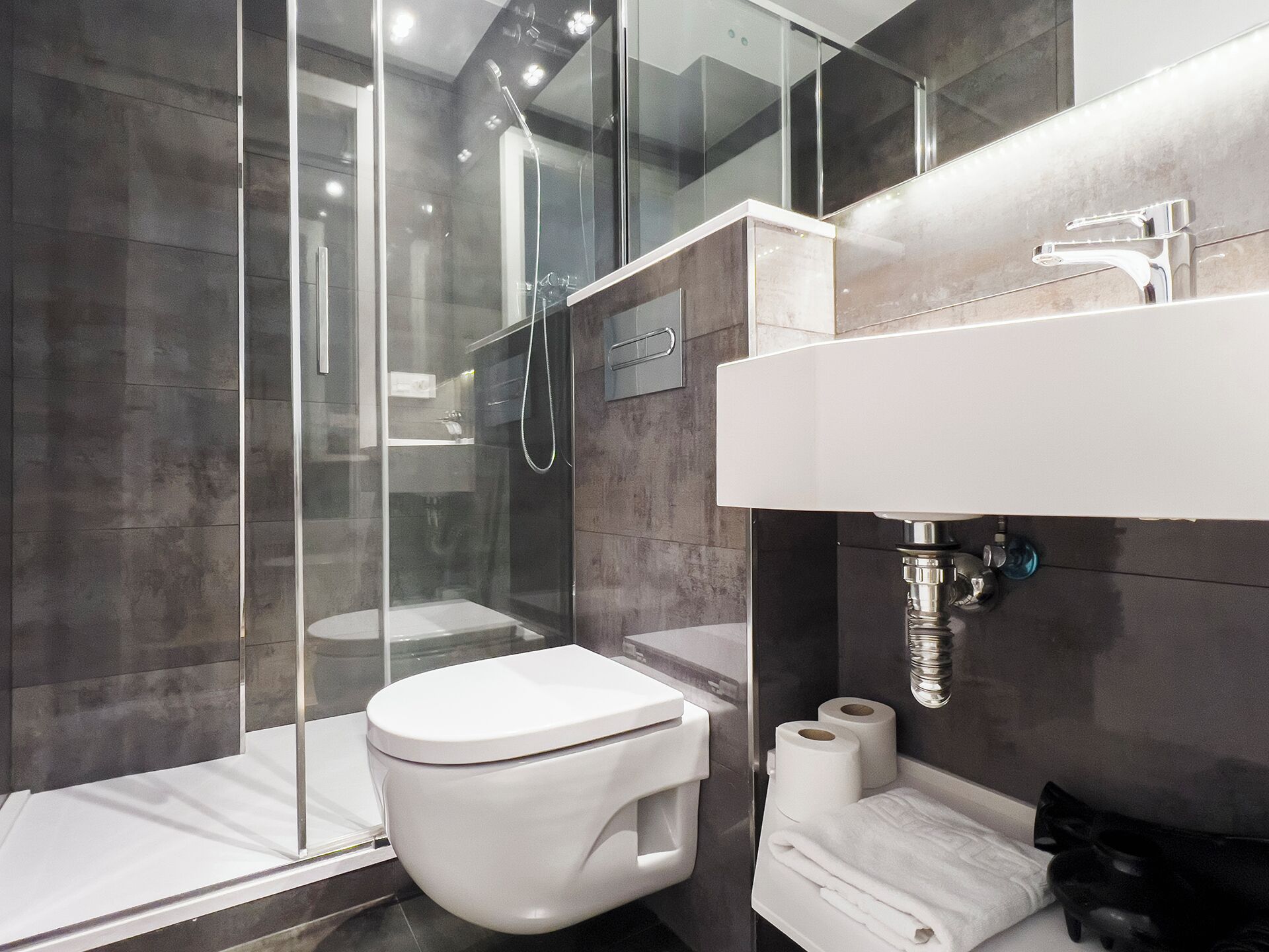 Exclusieve maisonnette, terras | Badkamer | Een douche, een regendouche, een haardroger, handdoeken