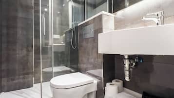 Exclusieve maisonnette, terras | Badkamer | Een douche, een regendouche, een haardroger, handdoeken