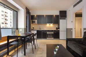 Deluxe Apartment, 2 Bedrooms | Private kitchen | Full-sized fridge, microwave, oven, dishwasher - Enjoybcn Patio de Gala Apartments (Barcelona)