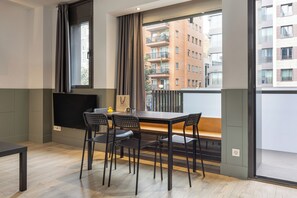 Apartamento luxo, 2 quartos | Sala de jantar