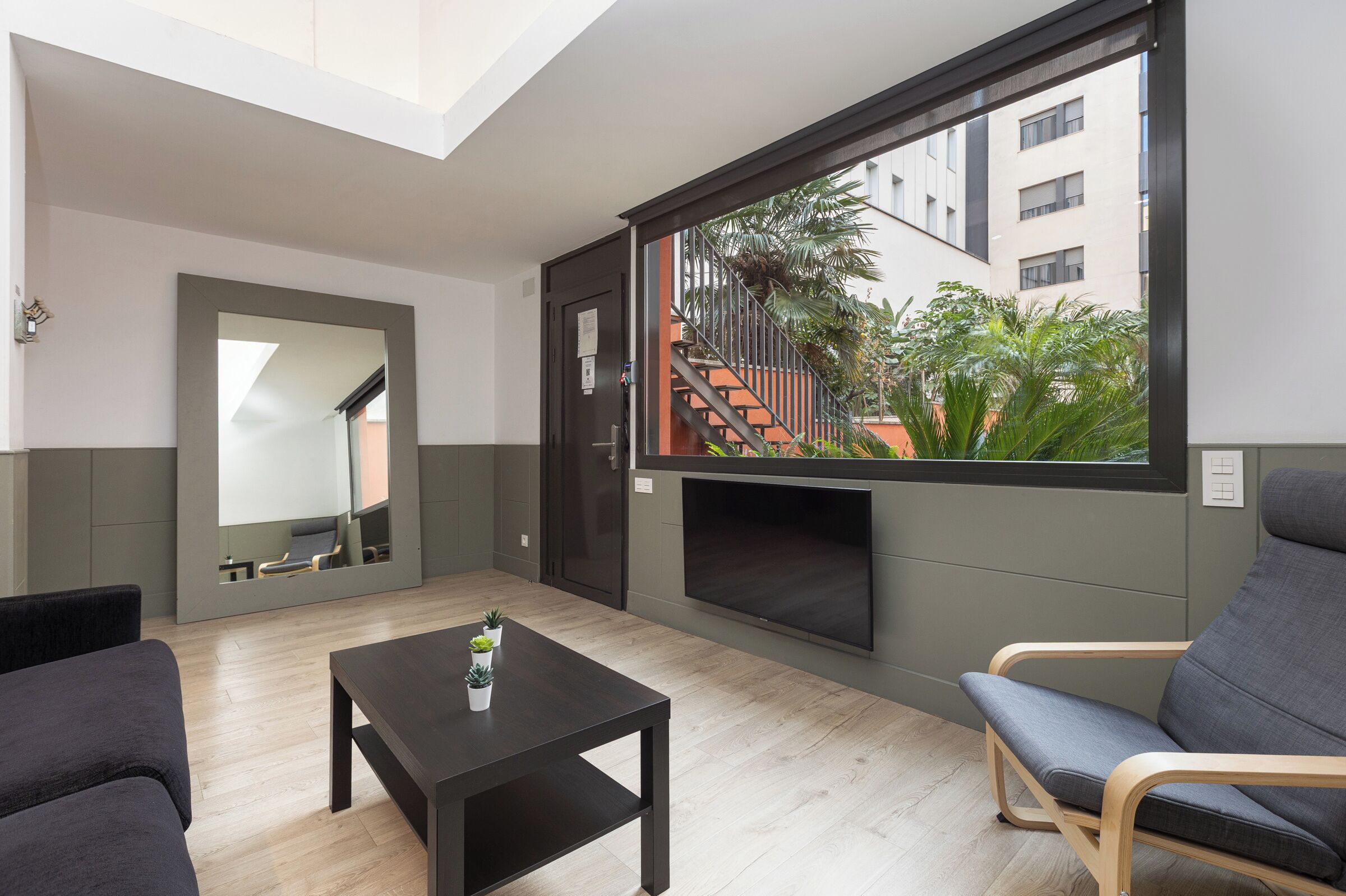 Departamento superior, 2 habitaciones | Área de sala de estar | Televisión de pantalla plana 