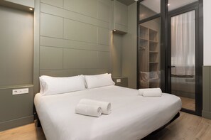 Departamento superior, 2 habitaciones | Caja de seguridad en la habitación, escritorio y insonorización