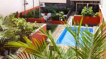 Piscine extérieure, parasols de plage, chaises longues