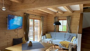 Een televisie en een open haard