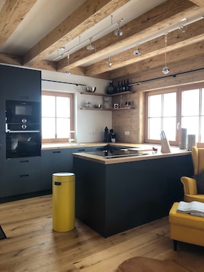 Kühlschrank, Mikrowelle, Ofen, Geschirrspüler