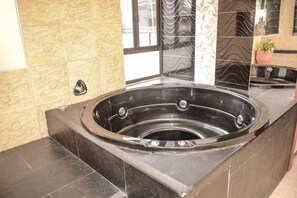 Spa - 3 Bedroom duplex Penthouse Private roof 2 blocks from Lleras AC Hot tub Security (Medellin)