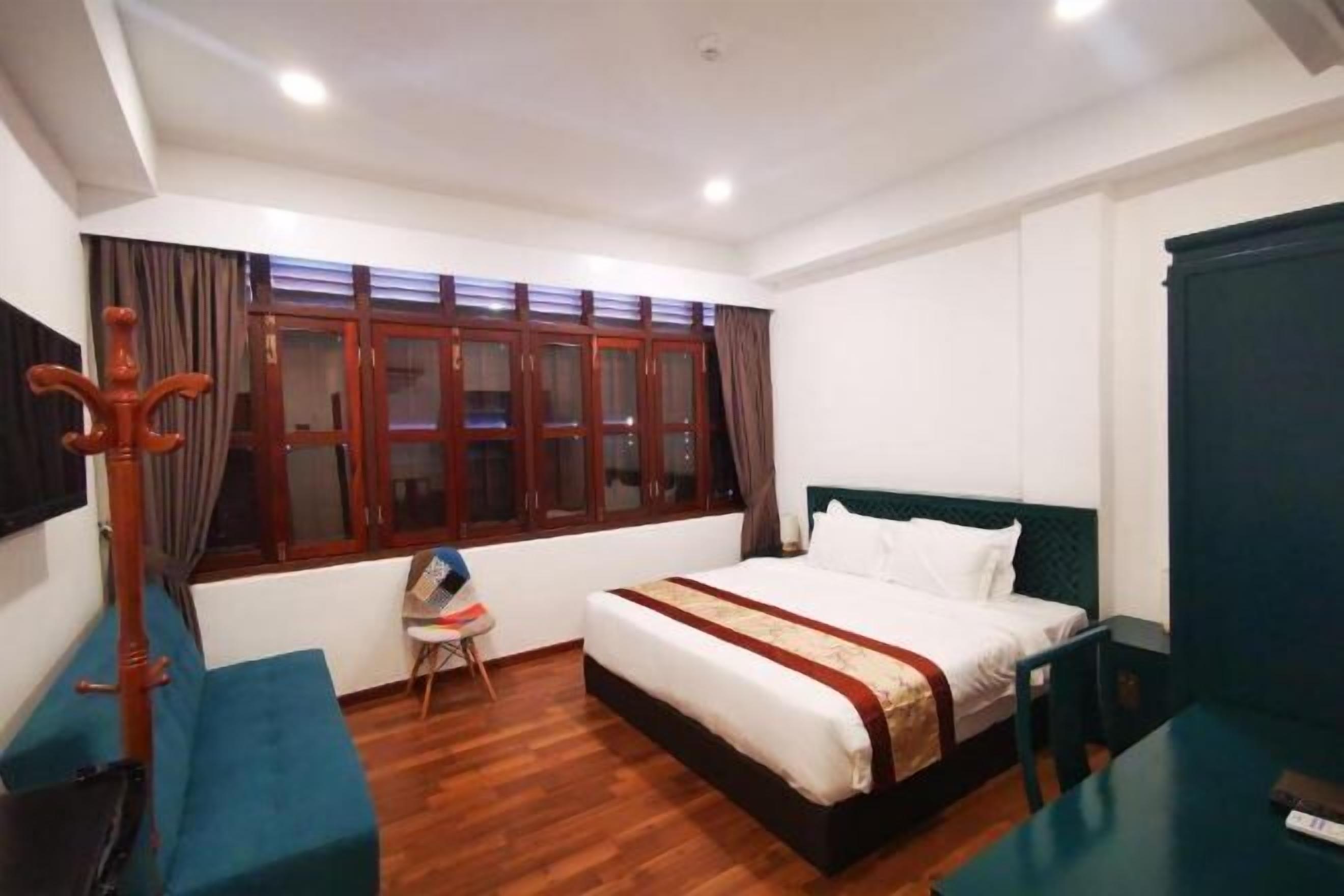 Premium bedding, in-room safe, desk, blackout drapes