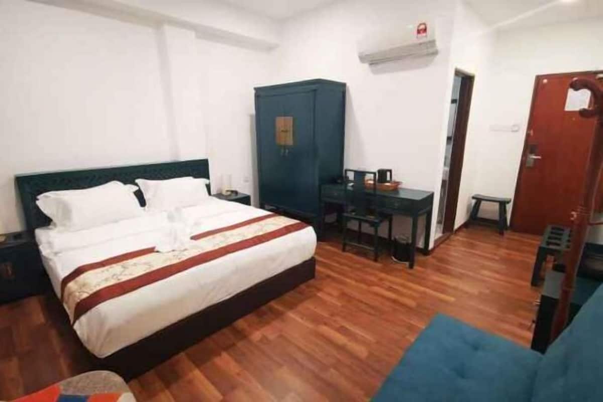 1 bedroom, premium bedding, in-room safe, desk