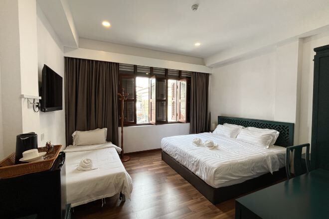 أغطية فراش متميزة وخزنة داخل الغرفة ومكتب وستائر تعتيم