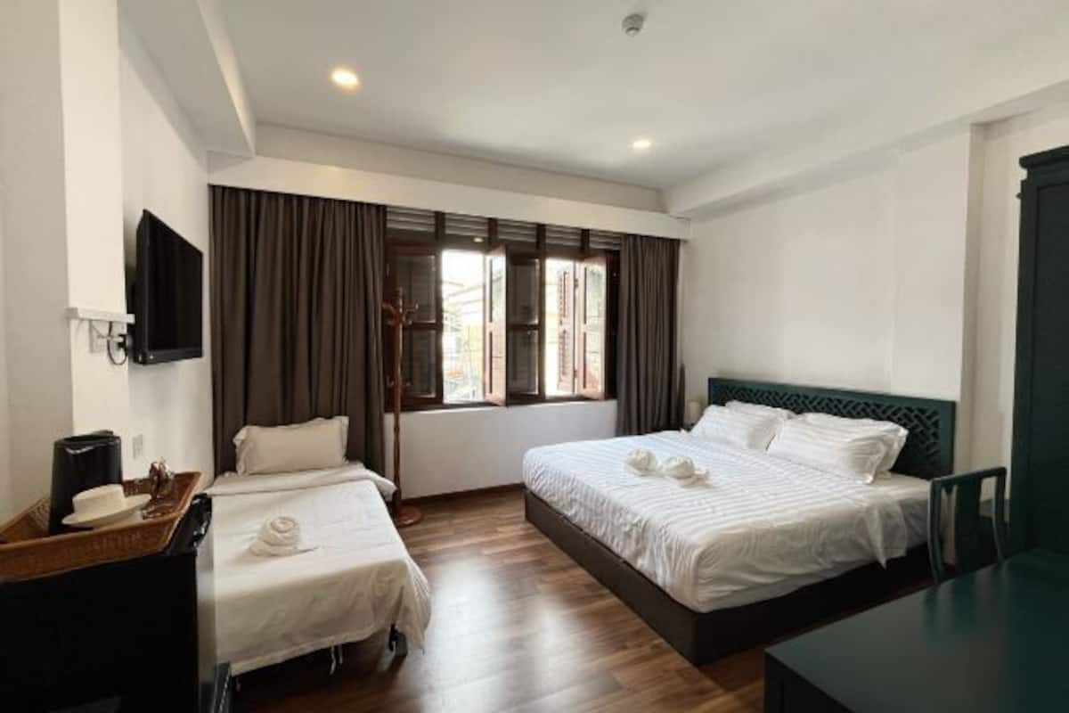 高級寢具、房內夾萬、書桌、遮光窗簾/窗簾