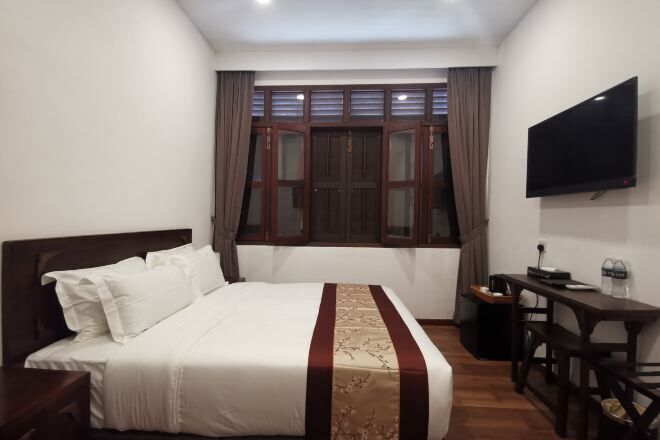 أغطية فراش متميزة وخزنة داخل الغرفة ومكتب وستائر تعتيم