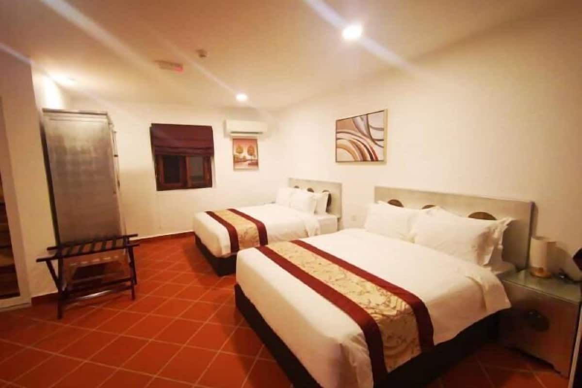 1 bedroom, premium bedding, in-room safe, desk