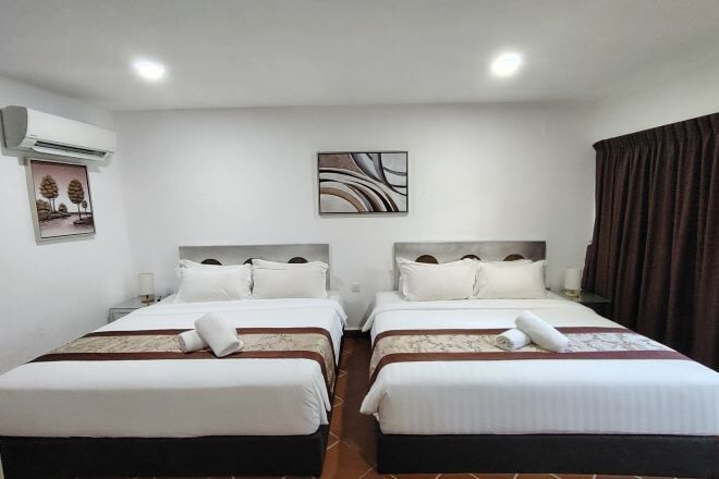 أغطية فراش متميزة وخزنة داخل الغرفة ومكتب وستائر تعتيم