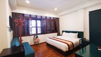 Deluxe King | 1 bedroom, premium bedding, in-room safe, desk