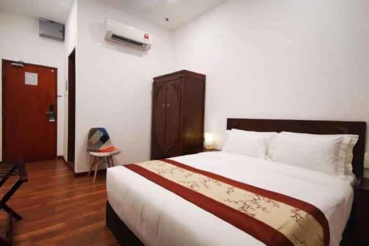 1 bedroom, premium bedding, in-room safe, desk